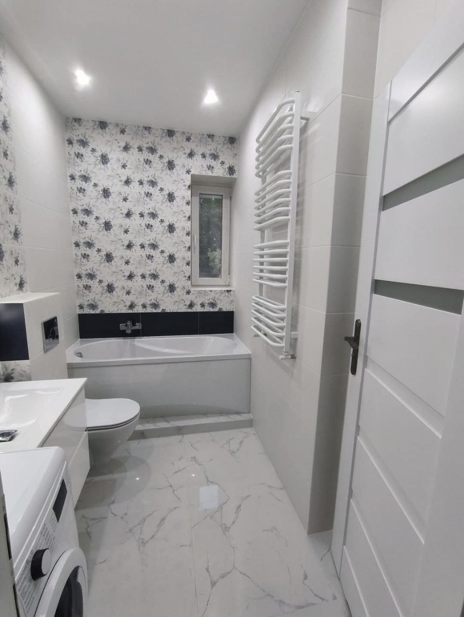 Salle de bain rénovée avec carrelage effet marbre réalisée par Bormin Rénovation