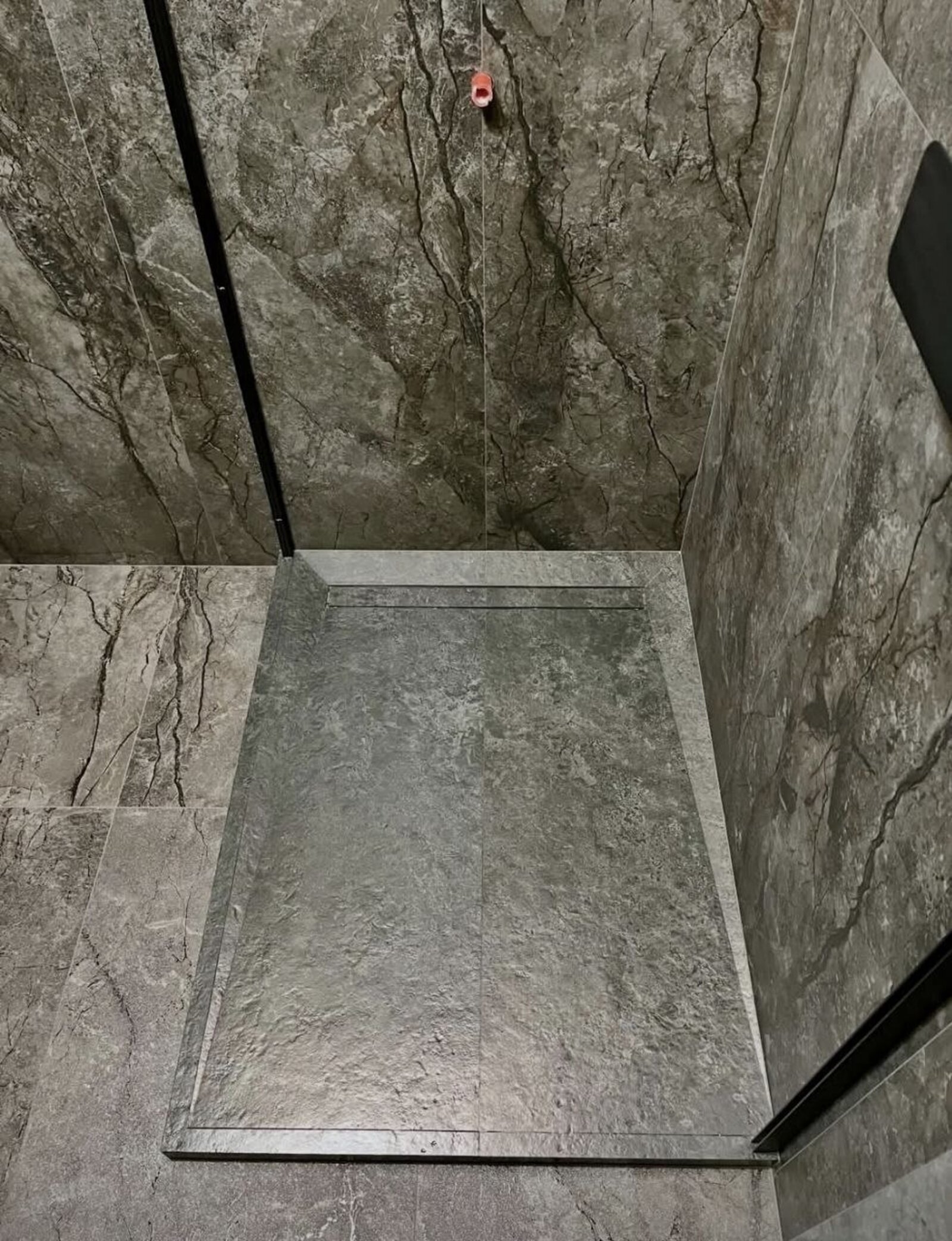 Douche à l'italienne en pierre réalisée par Bormin Rénovation